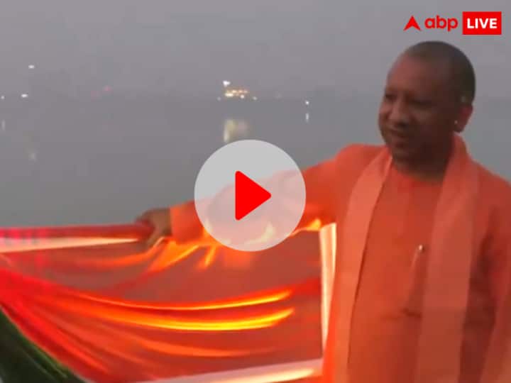 CM Yogi Adityanath onboard Lake Queen Cruise at Ramgarh Taal in Gorakhpur after inaugurating UP News: गोरखपुर में सीएम योगी ने 'लेक क्वीन क्रूज' किया उद्घाटन, रामगढ़ ताल में सवारी का उठाया आनंद