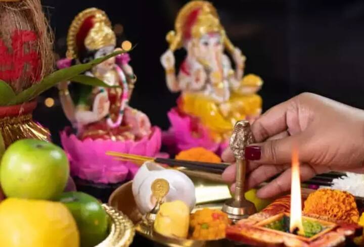 দেবী লক্ষ্মী ধন-সম্পত্তি উন্নতির প্রতীক। তাই মনে করা হয়, মা লক্ষ্মীকে তুষ্ট করলেই মায়ের কৃপা পাওয়া যাবে।