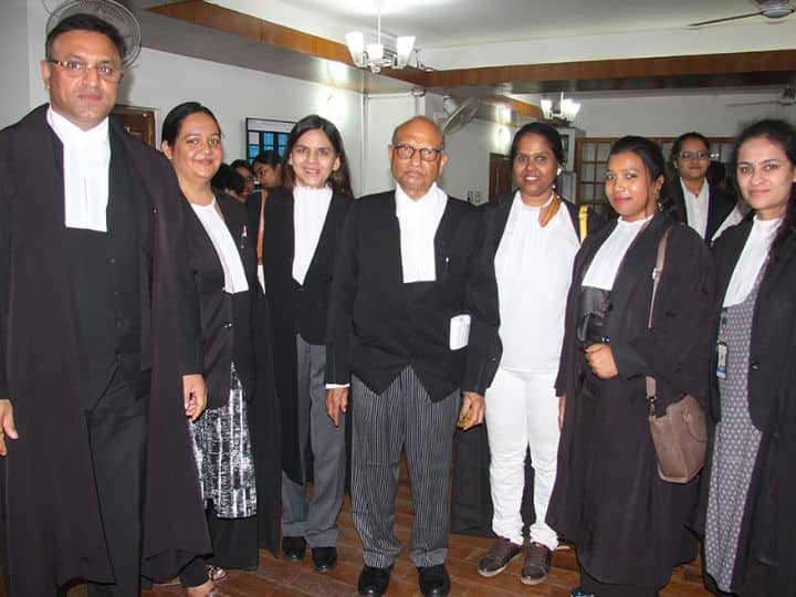 Lawyers: क्या आपने कभी सोचा है वकील काले रंग के कोट ही क्यों पहनते हैं. लाल पीले हरे या नीले रंग के को क्यों नहीं पहनते. आखिर इसके पीछे क्या वजह है. नहीं पता तो आइये आपको बताते हैं.