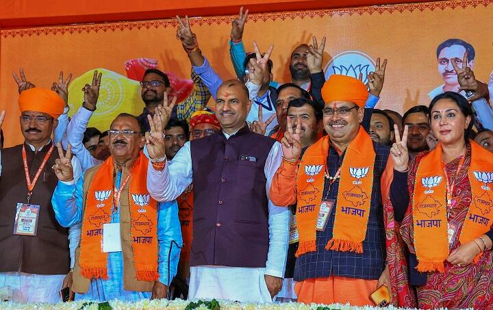 दीया कुमारी के नाम की पहले मुख्यमंत्री पद के लिए काफी चर्चा थी, लेकिन बाद में भजनलाल शर्मा को सीएम और दीया कुमारी को भारतीय जनता पार्टी (BJP) ने डिप्टी सीएम बनाने का फैसला किया. राजस्थान के नए सीएम और दोनों डिप्टी सीएम काफी पढ़े लिखे हैं.