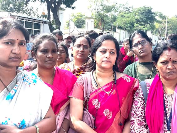 న్యాయం కోసం ఏపీ నుంచి వచ్చిన మహిళా అధికారులు