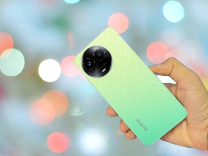 बीते दिन रियलमी ने एक सस्ता 5G फोन लॉन्च किया है. इसकी कीमत 13,999 और 14,999 रुपये है. इसमें भी आपको 5000 एमएएच की बैटरी और 50MP का प्राइमरी कैमरा मिलता है.