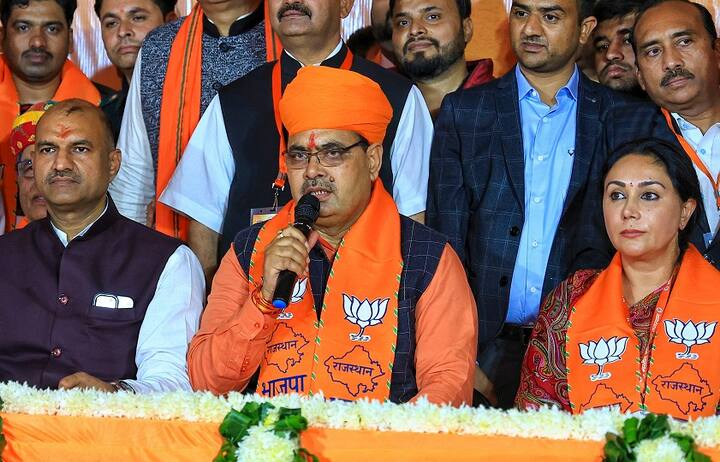 जहां दीया कुमारी राघराने से आती हैं और बेहिसाब दौलत की मालकिन हैं. वहीं, सीएम बनने जा रहे भजन लाल शर्मा भी करोड़ों की संपत्ति के मालिक हैं. हालांकि, उन पर लाखों रुपये का कर्जा भी है.