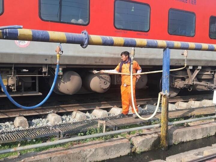 सबसे बड़ी बात कि अब इस काम में महज़ 5 से 10 मिनट का समय लगता है. यानी पांच से दस मिनट में कोच में मौजूद बाथरूम की टंकी भर दी जाती है.