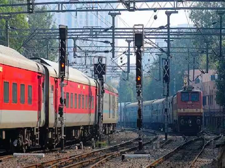 रेलवे वेटिंग टिकट (Waiting Ticket) पर सफर की अनुमति नहीं देता है. कंफर्म टिकट पर ही यात्रा किया जा सकता है. साथ ही अगर ट्रेन कैंसिल हो चुकी है तो उस टिकट पर दूसरे ट्रेन से भी सफर की अनुमति नहीं दी जाती है.