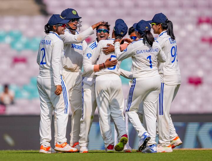 India Women vs England Women : महिला क्रिकेटमध्ये भारत आणि इंग्लंड यांच्यात नवी मुंबईत कसोटी सामना खेळला जात आहे. शुक्रवारी दुसऱ्या दिवशी इंग्लंडचा संघ पहिल्या डावात 136 धावांवर गडगडला.