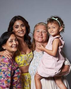 Shreya Saran :வாழ்வில் மிகச் சிறந்த தருணம் - தாய்மையில் தவழ்ந்த நடிகை ஸ்ரேயாவின் க்ளிக்ஸ்!