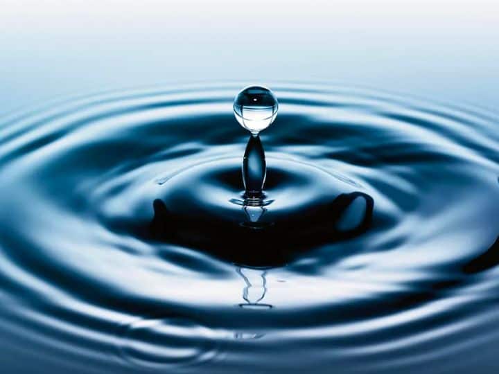 साल 1972 में एक फिल्म आई थी नाम था शोर. शोर फिल्म में एक गीत था गीत के बोल थे 'पानी रे पानी तेरा रंग कैसा'. इसके बाद साल 2014 में एक फिल्म आई यारियां उसमें एक गीत था जिसके बल थे आज ब्लू है पानी पानी. कभी आपके मन में भी सवाल आता होगा कि पानी का रंग क्या है?  दिखने में तो पानी का कोई रंग नहीं है पारदर्शी है. लेकिन क्या वाकई में पानी का कोई रंग नहीं है.