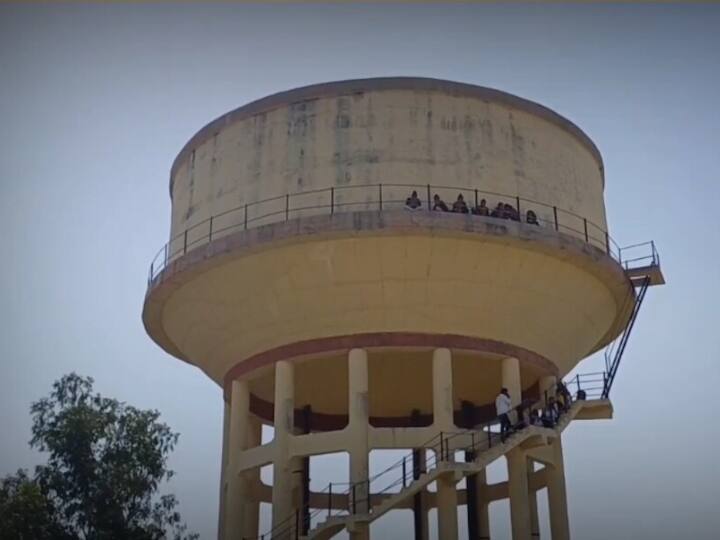 अब बात करते हैं कि आखिर रेलवे स्टेशनों पर पानी की टंकी क्यों बनाई जाती थी. दरअसल, ऐसा इसलिए था क्योंकि पहले के समय में रेलवे स्टेशन बस्तियों से थोड़ी दूरी पर बनाए जाते थे और वहां पानी की आपूर्ती सही से होती रहे इसलिए वहां पानी की टंकी बनाई जाती थी.