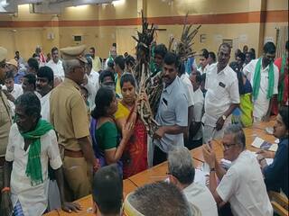 தலையில் கரும்பு கட்டுடன்குறை தீர்வு கூட்டத்தை முற்றுகையிட்ட விவசாய குடும்பத்தினரால் பரபரப்பு