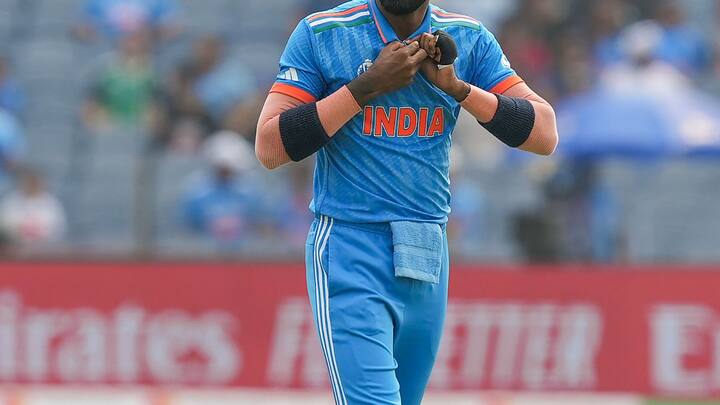 ২০১৫ সালে মুম্বই ইন্ডিয়ান্সে রোহিত শর্মার নেতৃত্বেই হার্দিকের আইপিএল অভিষেক হয়। এরপর থেকে ২০২১ সাল পর্যন্ত মুম্বই শিবিরেই ছিলেন বঢোদরার এই অলরাউন্ডার।