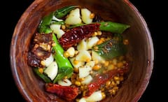 Health Tips: শুধু রান্নার স্বাদবৃদ্ধিই নয়, কারিপাতার আরও অনেক গুণ, চিবিয়ে খেলেও মিলবে উপকার