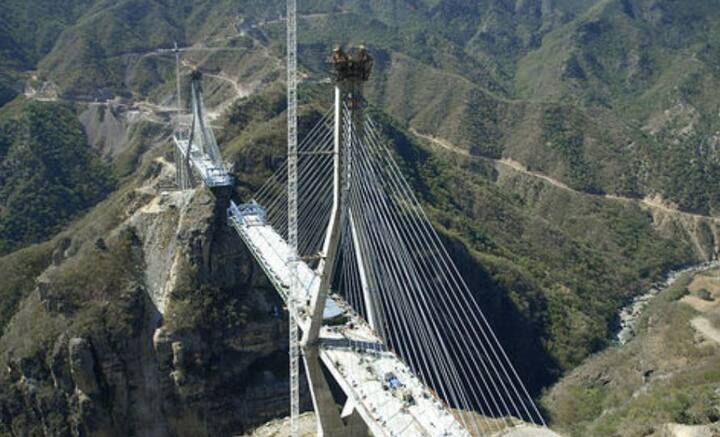 হুবেই প্রদেশে বন্ধুর পার্বত্য এলাকায়, আঁকে-বাঁকে খরস্রোতা নদীর উপর দিয়ে, দেশের দুই দুর্গম এলাকাকে সংযুক্ত করতে ওই সেতুটি গড়ার কাজে হাত দেয় চিন।