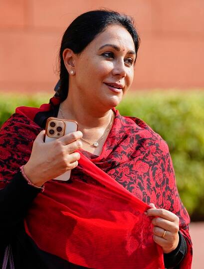 जयपुर के अंतिम शासक महाराजा मान सिंह द्वितीय की पोती दीया कुमारी की संपत्ति की बात करें तो उनके पास 19 करोड़ 19 लाख रुपये की संपत्ति है. विद्याधर सीट से नामंकन दाखिल करते समय दीया कुमारी ने चुनाव आयोग को अपनी संपत्ति का ब्यौरा दिया था.