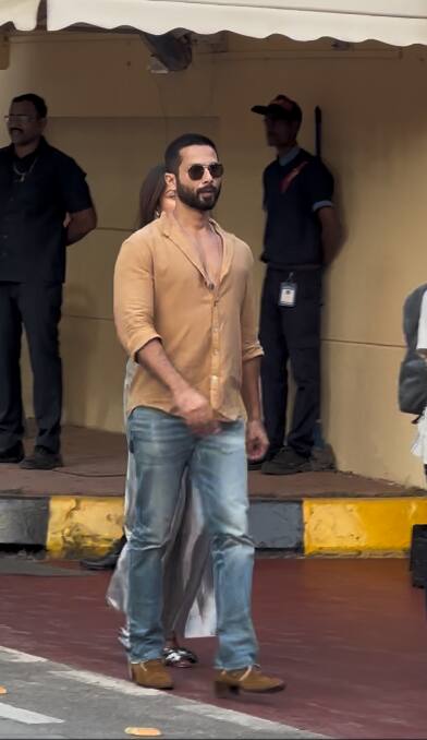 बॉलीवुड एक्टर शाहिद कपूर भी इस धीरूभाई अंबानी इंटरनेशनल स्कूल में अपनी पत्नी मीरा राजपूत के साथ पहुंचे.