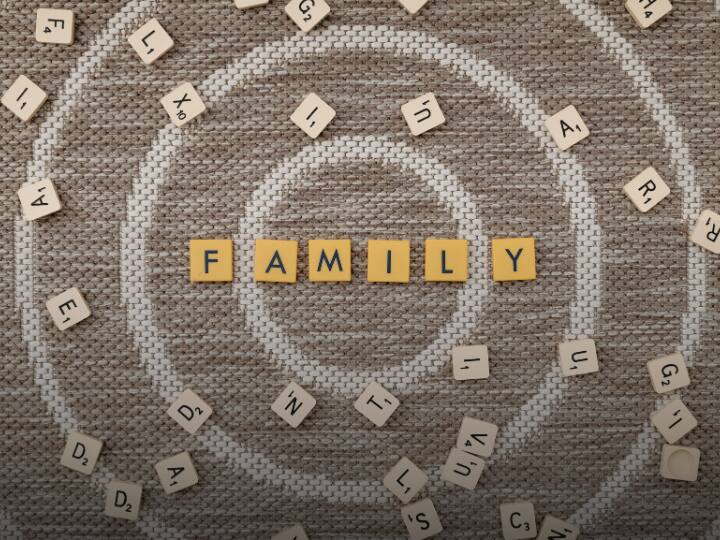 शब्दों का तय इंटरनेट सर्च के आधार पर नहीं किया जाता. दरअसल, इसके लिए ऑनलाइन ओपिनियन पोल की तरह ओपिनियन पोल भी कराया जाता है. जिसमें संपादक अधिक खोजे गए और नए शब्दों की एक लिस्ट तैयार करते हैं, जिन पर लोग अपनी राय देते हैं.