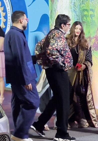 पिछले कई दिनों से बॉलीवुड के गलियारों में ऐश्वर्या राय और अभिषेक बच्चन के अलग होने की अफवाहें फैली हुई हैं. हाल में ये खबर भी सामने आई है कि ऐश्वर्या ने बच्चन हाउस छोड़ दिया. लेकिन एक बार फिर बेटी के स्कूल में फंक्शन में साथ स्पॉट होकर कपल ने अफवाहों पर विराम लगा दिया है.