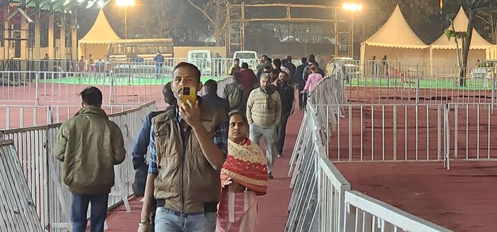 बात करें सुरक्षा व्यवस्थाओं की तो आयोजन समिति की तरफ से 90 बाउंसरों की तैनाती की जाएगी, जिनमें से 50 बाउंसर चौबीसों घंटे तैनात रहेंगे, जबकि 40 बाउंसर 12 घंटो की शिफ्ट में सुरक्षा व्यवस्था की जिम्मेदारी संभालेंगे. इसके अलावा दिल्ली पुलिस और अन्य वोलेंटियर भी लोगों की सहायता के लिए मौजूद रहेंगे. पूरा कार्यक्रम स्थल सीसीटीवी कैमरे से लैस होगा. भक्तों की सुविधा के लिए जगह-जगह एलईडी स्क्रीन पर लगाई जाएगी. आयोजन स्थल पर आठ प्रवेश द्वारा बनाये जा रहे हैं, जिससे श्रद्धालु आयोजन स्थल में प्रवेश पा सकेंगे.