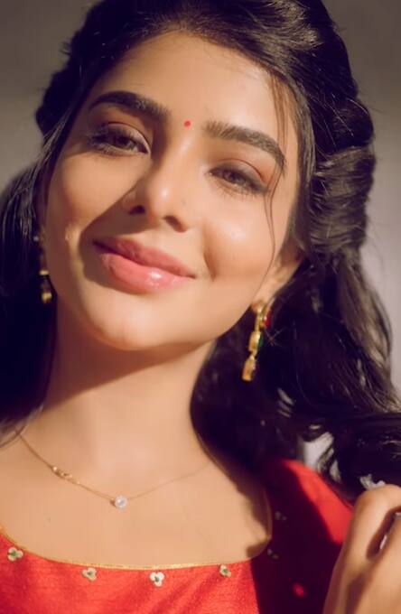 தற்போது இவர் சிவப்பு நிற உடையில் சில அழகிய புகைப்படங்களை பதிவிட்டுள்ளார்.