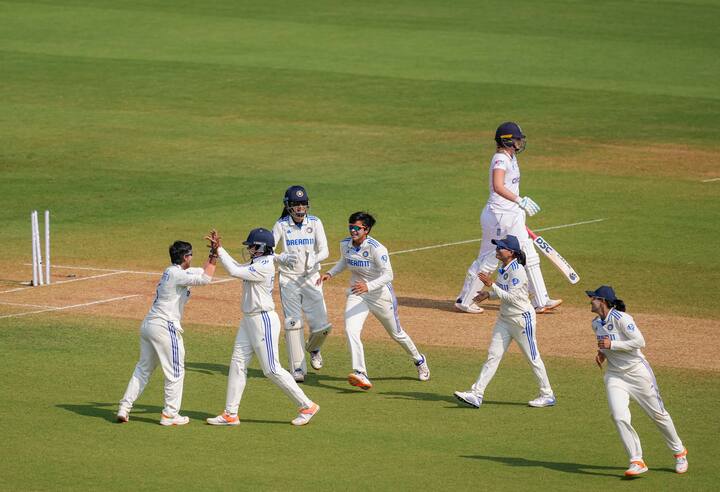 इंग्लंडकडून नॅट सायव्हर ब्रंटने अर्धशतक झळकावले. भारताच्या पहिल्या डावानंतर ब्युमॉंट आणि डंकली सलामीला आल्या. डंकली जास्त वेळ क्रीजवर टिकू शकला नाही. 10 चेंडूत 2 चौकारांच्या मदतीने 11 धावा करून ती बाद झाली.