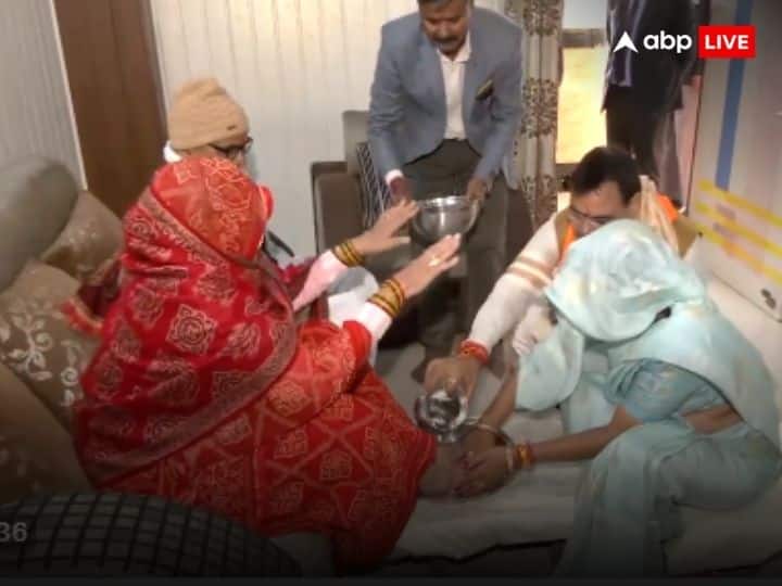 Rajasthan Bhajan Lal Sharma took blessings of his parents before the swearing ceremony Bhajan Lal Sharma Video: जन्मदिन वाले दिन ही CM बन रहे हैं भजनलाल, शपथ से पहले माता-पिता के पैर धोकर लिया आशीर्वाद