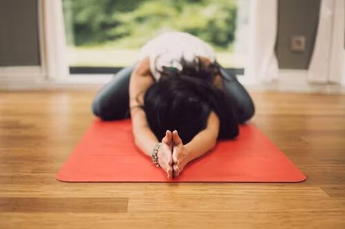 सुखासन: हे आसन करण्यासाठी, पाय रोवून बसा आणि तुमचे तळवे गुडघ्यावर वर ठेवा. तुमची पाठ सरळ करून बसा. काही वेळ या आसनात राहा. नंतर आरामशीर स्थितीत या. त्यामुळे तणाव कमी होण्यास मदत होते आणि शरीराला आराम मिळतो. वजनही कमी होते.