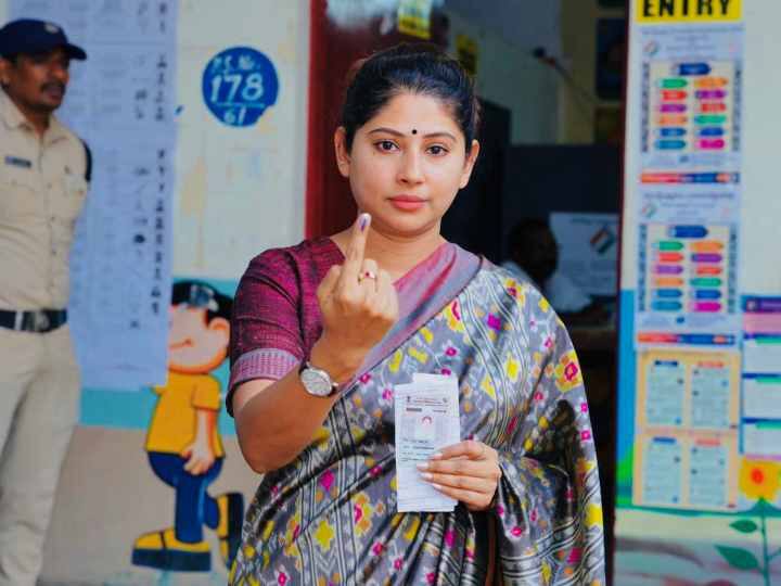 अपनी सफलता के बारे में बताते हुए स्मिता ने कहा था कि उन्होंने यूपीएससी जैसी कठिन परीक्षा रोजाना 6 घंटे की पढ़ाई के बाद क्रेक की थी.