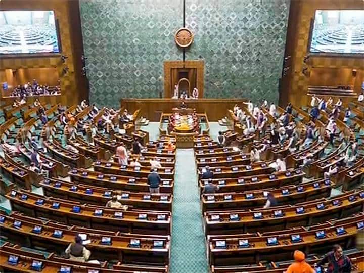 Parliament Winter Session Lok Sabha MP Suspended From the House Counting continue ann भारतीय संसद के इतिहास का सबसे बड़ा एक्शन! आज 49 MP फिर हुए सस्पेंड, अब तक 141 सांसद निलंबित
