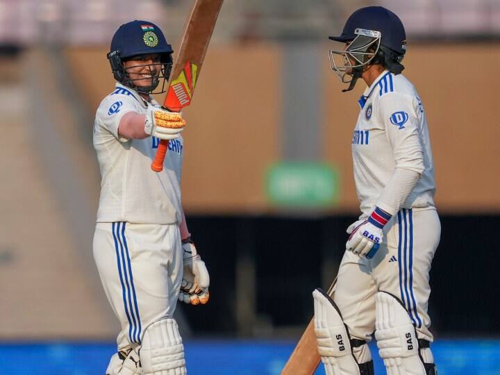 INDW vs ENGW Test: टीम इंडिया पहली पारी में 428 रन बनाकर हुई ऑल आउट हुई, जेमिमा समेत 4 खिलाड़ियों ने लगाए अर्धशतक INDW vs ENGW Test Team India all out on 428 runs scored in first innings harmanpreet kaur INDW vs ENGW Test: टीम इंडिया पहली पारी में 428 रन बनाकर हुई ऑल आउट हुई, जेमिमा समेत 4 खिलाड़ियों ने लगाए अर्धशतक