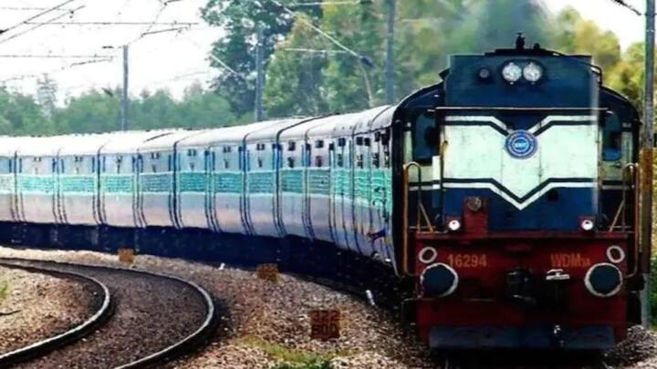 ट्रेन के ब्रेक भी बोगियों में फिट होते हैं. बोगी में लगे हर पहिये पर ब्रेक फिट होते हैं ताकि पूरी ट्रेन को समान रूप से रोका जा सके. ट्रेन में लगने वाले हिचकोलों से बचने के लिए बोगी में स्प्रिंग भी फिट किया जाता है. एक बोगी में 4 से 6 स्प्रिंग होती हैं. ये स्प्रिंग काफी मोटी होती हैं ताकि ट्रेन तेज रफ्तार पर भी बड़े झटकों को झेल सके.