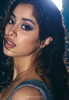Janhvi Kapoor: ਜਾਹਨਵੀ ਕਪੂਰ ਦੀ ਹੌਟਨੈੱਸ ਨੇ ਪਾਣੀ ਨੂੰ ਲਗਾਈ ਅੱਗ, ਗਿੱਲੇ ਸਰੀਰ 'ਚ ਸ਼ੇਅਰ ਕੀਤੀਆਂ ਤਸਵੀਰਾਂ