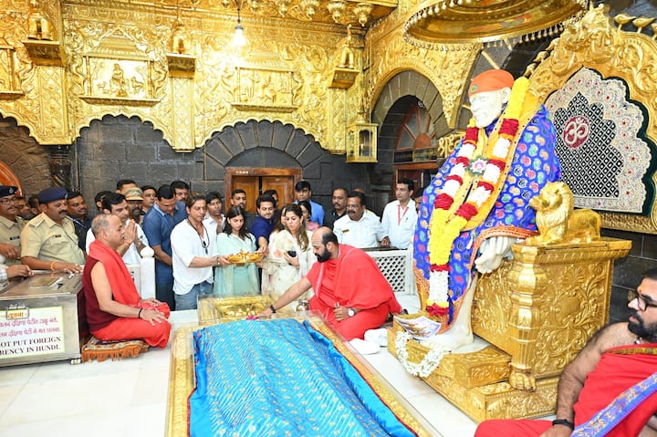 'डंकी' चित्रपटाच्या प्रदर्शनापूर्वी सिने अभिनेता शाहरुख खान साईबाबांच्या समाधी समोर नतमस्तक झाला.