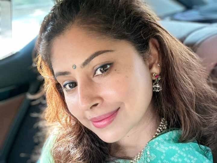 स्मिता ने साल 2002 में अपने दूसरे प्रयास में यूपीएससी का एग्जाम क्लियर किया. इन्होंने ऑल इंडिया लेवल पर चौथी रैंक हासिल की थी. इतना ही नहीं स्मिता ने 12वीं क्लास में टॉप भी किया था.