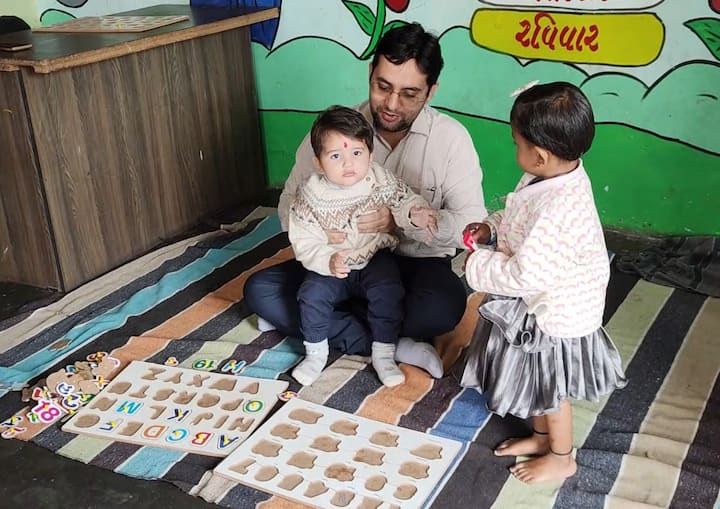 દાહોદ જિલ્લા વિકાસ અધિકારીએ સરકારી આંગણવાડીમાં પોતાના બાળકને બેસાડીને લોકોમાં વિશ્વાસ બેસાડ્યો છે કે, સરકારી શાળાઓ પાછળ સરકાર કરોડોનો ખર્ચ કરે છે, તો લોકોએ તેનો લાભ લેવો જોઈએ.