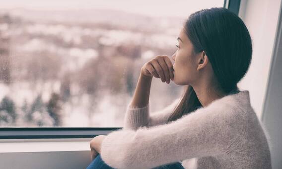 Winter Health Tips : थंडीत मन उदास राहते, हिवाळ्यातील नैराश्याने त्रस्त आहात का? वाचा यावरचा सोपा उपाय Winter Health Tips : थंडीत मन उदास राहते, हिवाळ्यातील नैराश्याने त्रस्त आहात का? वाचा यावरचा सोपा उपाय