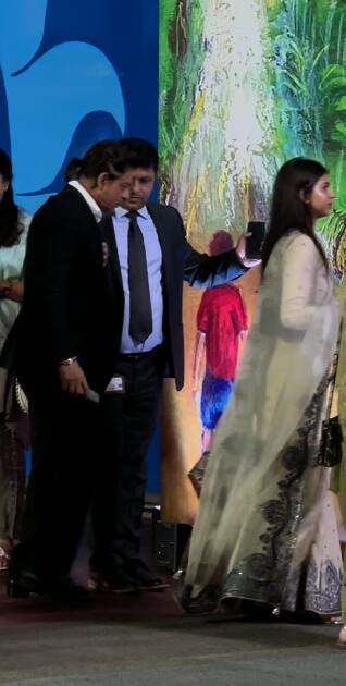 शाहरुख खान के छोटे नवाब अबराम खान भी इसी स्कूल में पढ़ते हैं. इसलिए खान भी अपनी बेटी सुहाना खान और पत्नी गौरी के साथ स्कूल फंक्शन में पहुंचे.