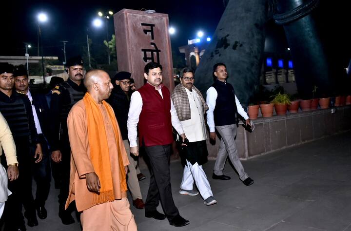 दो दिवसीय वाराणसी दौरे पर आए मुख्यमंत्री योगी आदित्यनाथ ने सर्किट हाउस में अधिकारियों के साथ बैठक की.