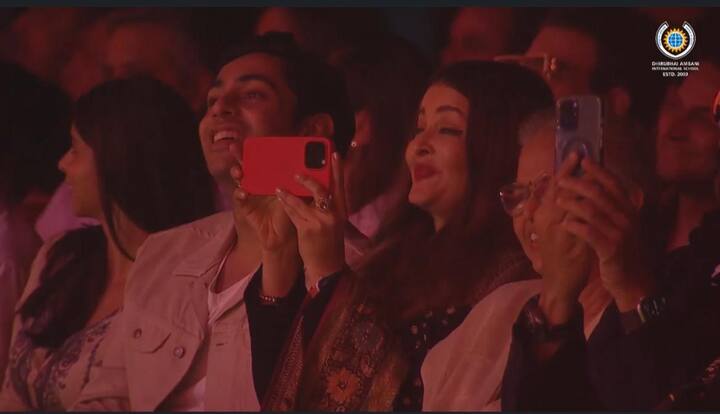 इस दौरान आराध्या की मॉम ऐश्वर्या राय बच्चन उनको अपने फोन के कैमरे से कैप्चर करती हुई नजर आई.
