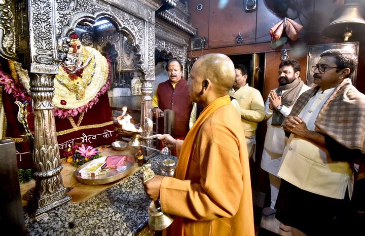 उन्होंने अधिकारियों को स्पष्ट निर्देश दिया कि सभी कार्यक्रम सकुशल संपन्न होने चाहिए.