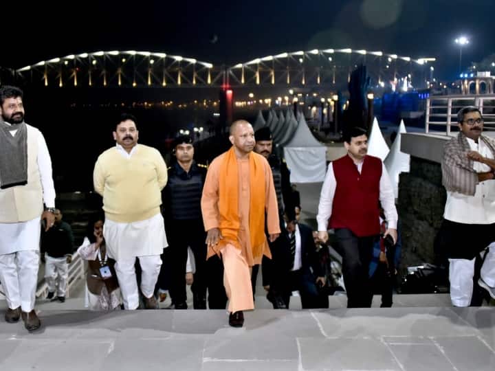 Yogi Adityanath Varanasi Visit: वाराणसी में मुख्यमंत्री योगी आदित्यनाथ के दौरे का शुक्रवार को दूसरा दिन था. उन्होंने आज सुबह सरदार वल्लभभाई पटेल की पुण्यतिथि पर श्रद्धांजलि अर्पित की.