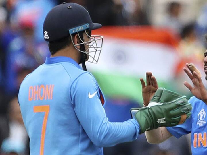 महेंद्र सिंह धोनी का जन्मदिन 7 जुलाई को आता है, इसलिए उन्होंने 7 नंबर को अपनी जर्सी का नंबर चुना. धोनी को फुटबॉल बहुत पसंद है और उनके पसंदीदा खिलाड़ी रोनाल्डो का जर्सी नंबर भी 7 है.