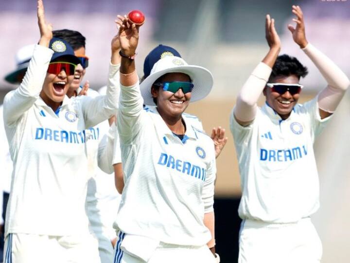 वानखेडे स्टेडियमवरील विजयासह भारताच्या महिला संघाने इतिहास रचला आहे. भारतीय महिला संघाचा ऑस्ट्रेलियावरील हा पहिला कसोटी विजय आहे. ऑस्ट्रेलियाने 10 वर्षात प्रथम पराभव स्वीकारला आहे.