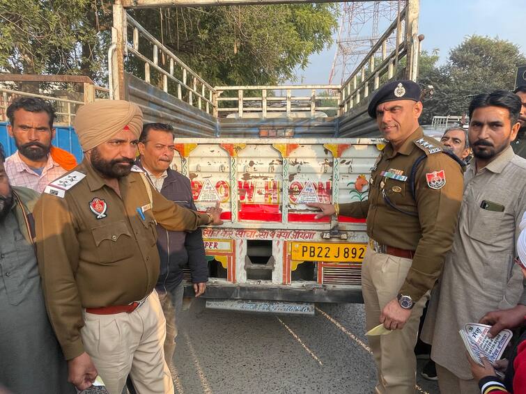 Seeing the foggy weather, Fazilka police installed reflectors on the vehicles Fazilka police: ਸੰਘਣੀ ਧੁੰਦ ਤੋਂ ਵਾਹਨਾਂ ਨੂੰ ਬਚਾਉਣ ਲਈ ਫਾਜ਼ਿਲਕਾ ਪੁਲਿਸ ਨਿੱਤਰੀ ਮੈਦਾਨ 'ਚ 