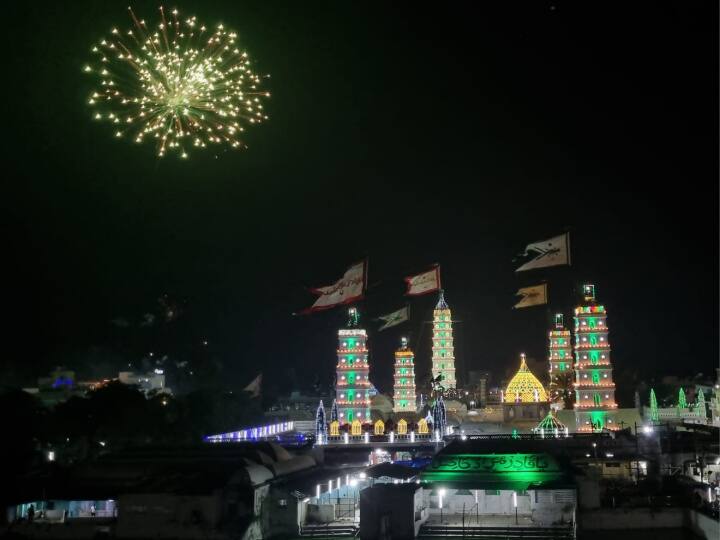 Nagore aandavar Dharga's 467th year of Ganduri festival began with the hoisting of the flag TNN நாகூர் தர்காவின் 467 ஆம் ஆண்டு கந்தூரி விழா கொயேற்றம் - லட்சக்கணக்கான பக்தர்கள் பங்கேற்பு