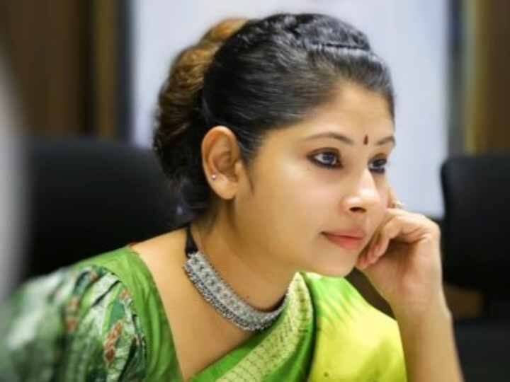 आईएएस अधिकारी स्मिता सभरवाल 19 जून 1977 को पश्चिम बंगाल में पैदा हुई थीं. इनके पिता रिटायर्ड सेना अधिकारी हैं.