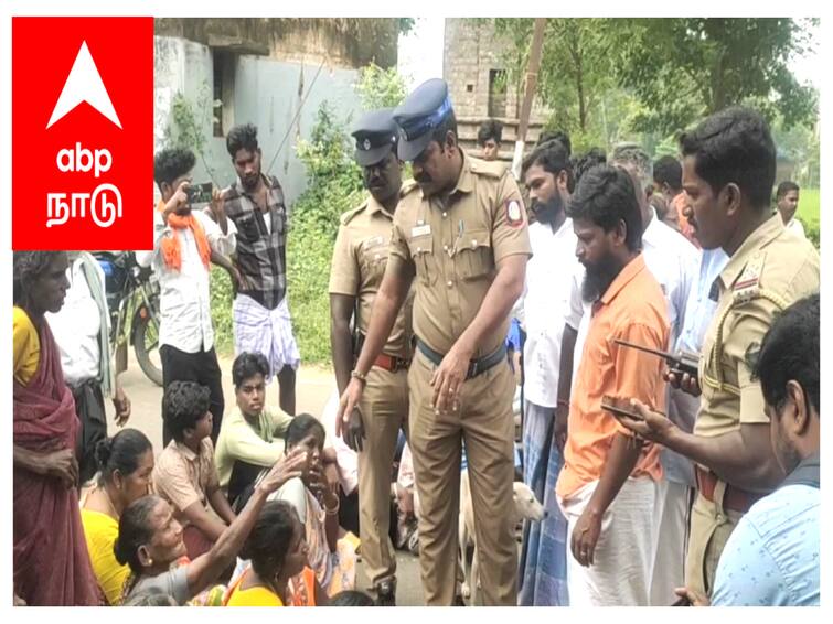 Mayiladuthurai Public Road block protest against Arrack Sale TNN மயிலாடுதுறையில் சாராய பாக்கெட்டுகளுடன் பொதுமக்கள் சாலைமறியல்