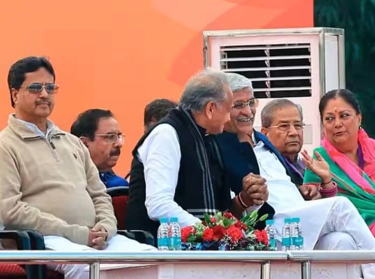 Ashok gehlot gajendra singh shekhwat sit next to each other cm oath ceremony Rajasthan રાજસ્થાન CMના શપથ સમારોહમાં અશોક ગેહલોત ભાજપના આ નેતા સાથે જોવા મળ્યા, ચર્ચામાં કેમ છે આ તસવીર ?