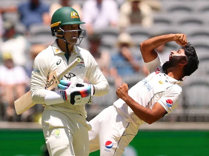 Aamer Jamal Pakistan Taxi driver to become Test cricketer Carrer struggle 6 wicket in PAK vs AUS Perth Test Aamer Jamal: कभी टैक्सी चलाकर निकालते थे घर खर्च, आज ऑस्ट्रेलिया को उसी के घर में उधेड़ा; जानें कौन है पाकिस्तान का यह ऑलराउंडर