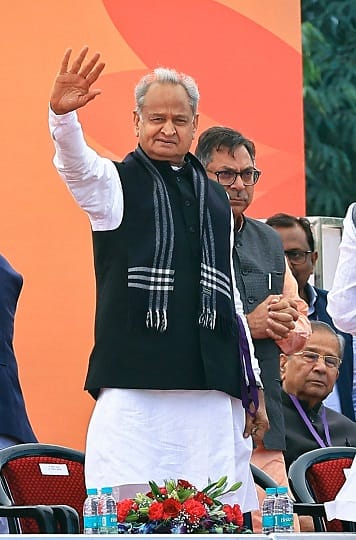 साल 2018 की तुलना में उनकी संपत्ति में 7 गुना इजाफा हुआ है. 2018 के चुनाव में उन्होंने इलेक्शन कमीशन को बताया था कि उनके पास कुल 6 करोड़ 53 लाख संपत्ति है.