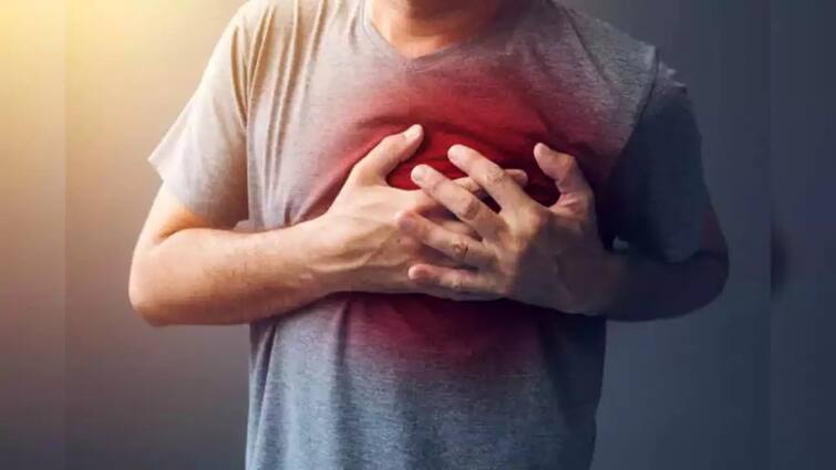 Health Tips why young people suffering from heart attack change these habits marathi news Health Tips : कमी वयात टळणार हृदयविकाराचा धोका! फक्त 'या' 4 सवयी बदला